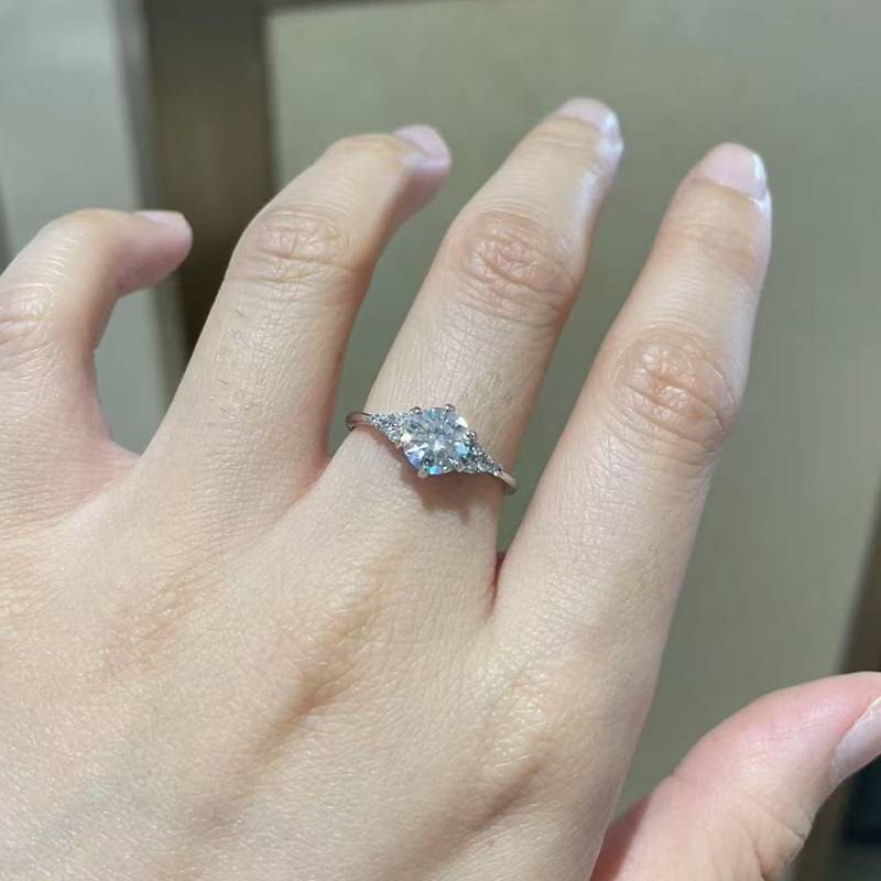 六爪女戒S925银镀白金定制选款主石莫桑钻1.0ct/副石高碳钻